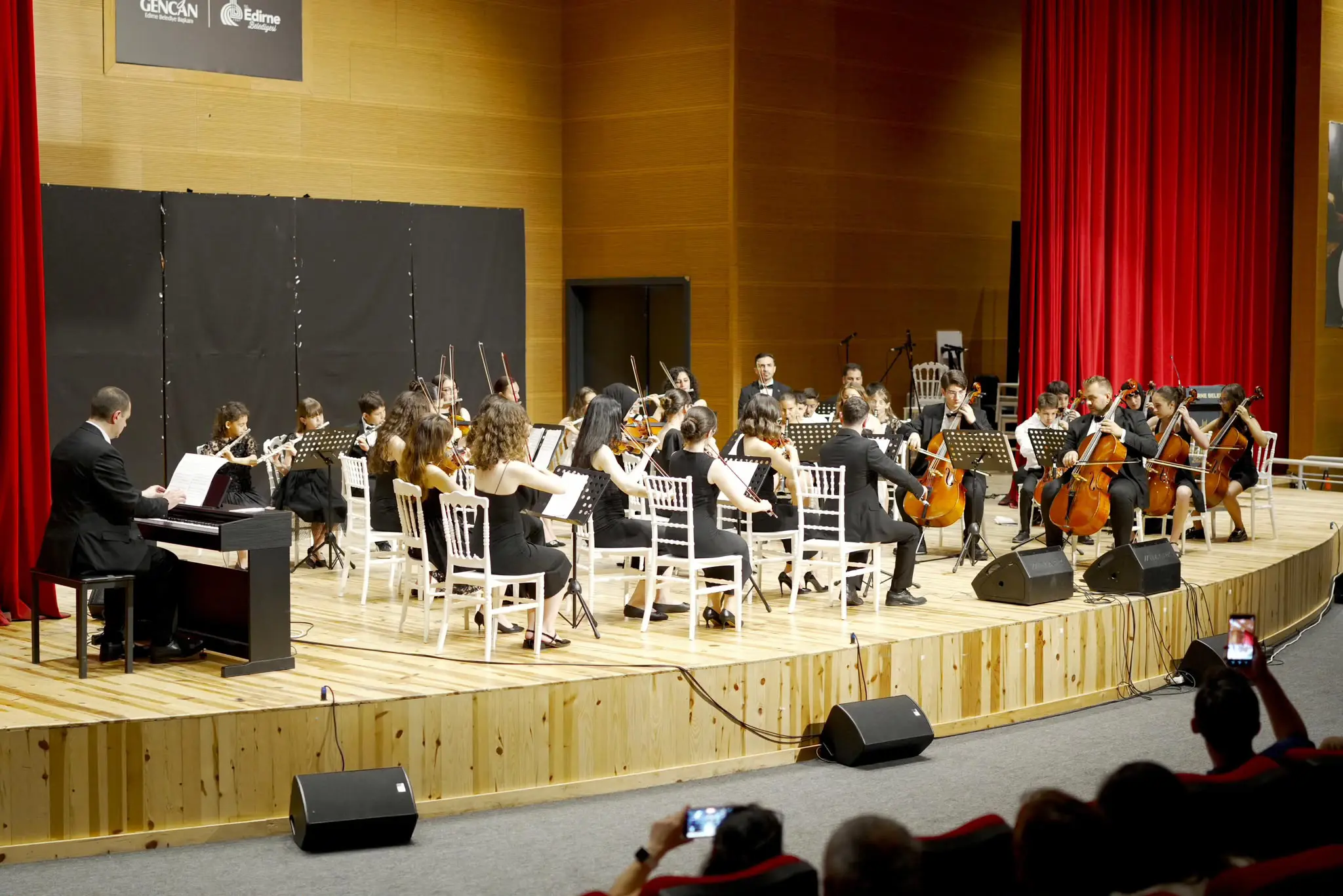 GENÇ MÜZİSYENLER YILSONU KONSERİNDE ALKIŞ TOPLADI